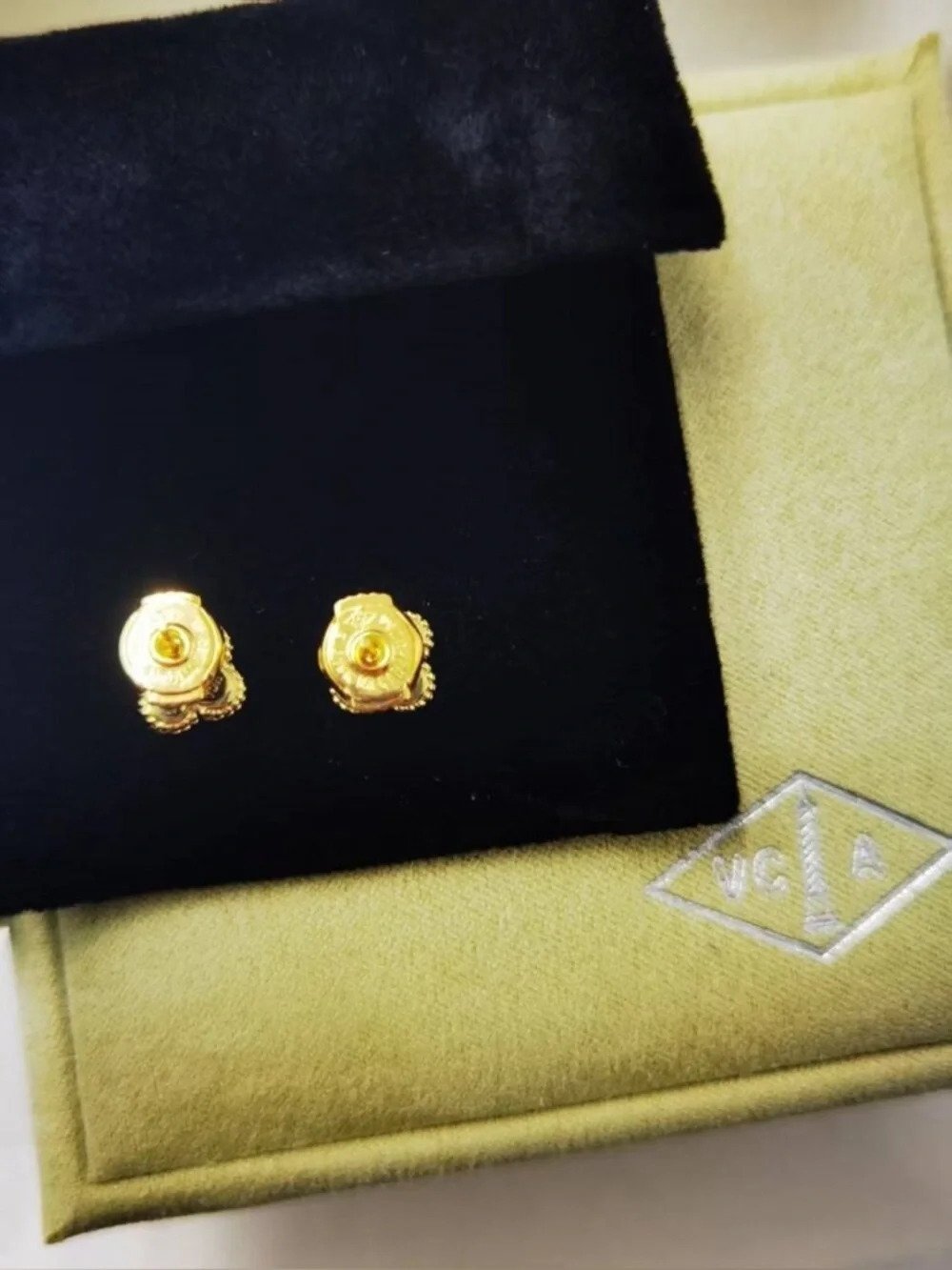 Van Cleef & Arpels Vintage Alhambra Clover Gold Stud Earrings - Black - Picture 2 of 5